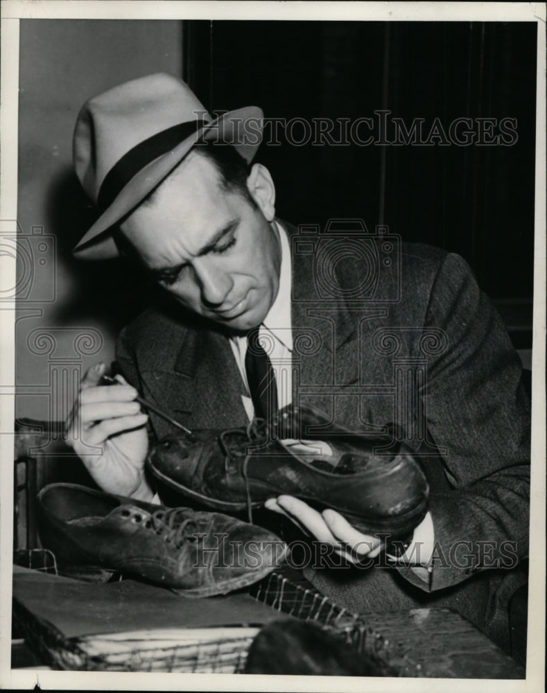 1939 Press Photo Detective Thomas Bryan &amp; Shoes Connected with Sosogena Murder-Historic Images