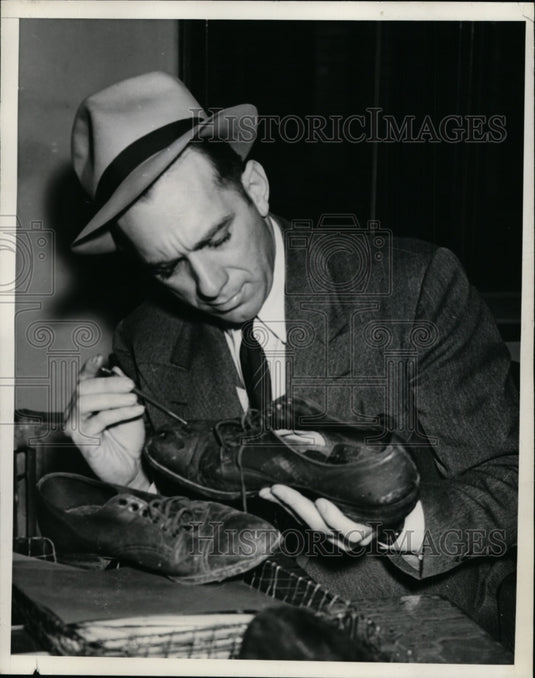 1939 Press Photo Detective Thomas Bryan & Shoes Connected with Sosogena Murder-Historic Images