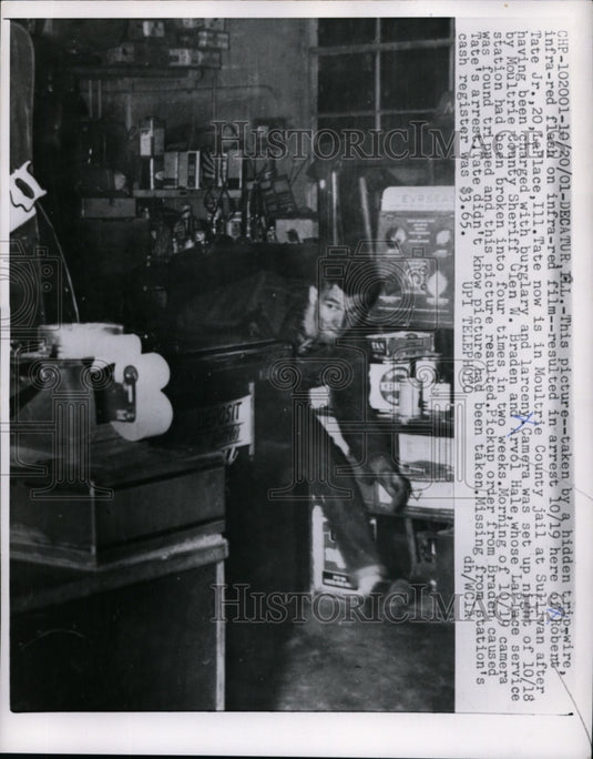 1958 Press Photo Decatur Illinois Robert  Tate Jr caught on film during robbery - Historic Images