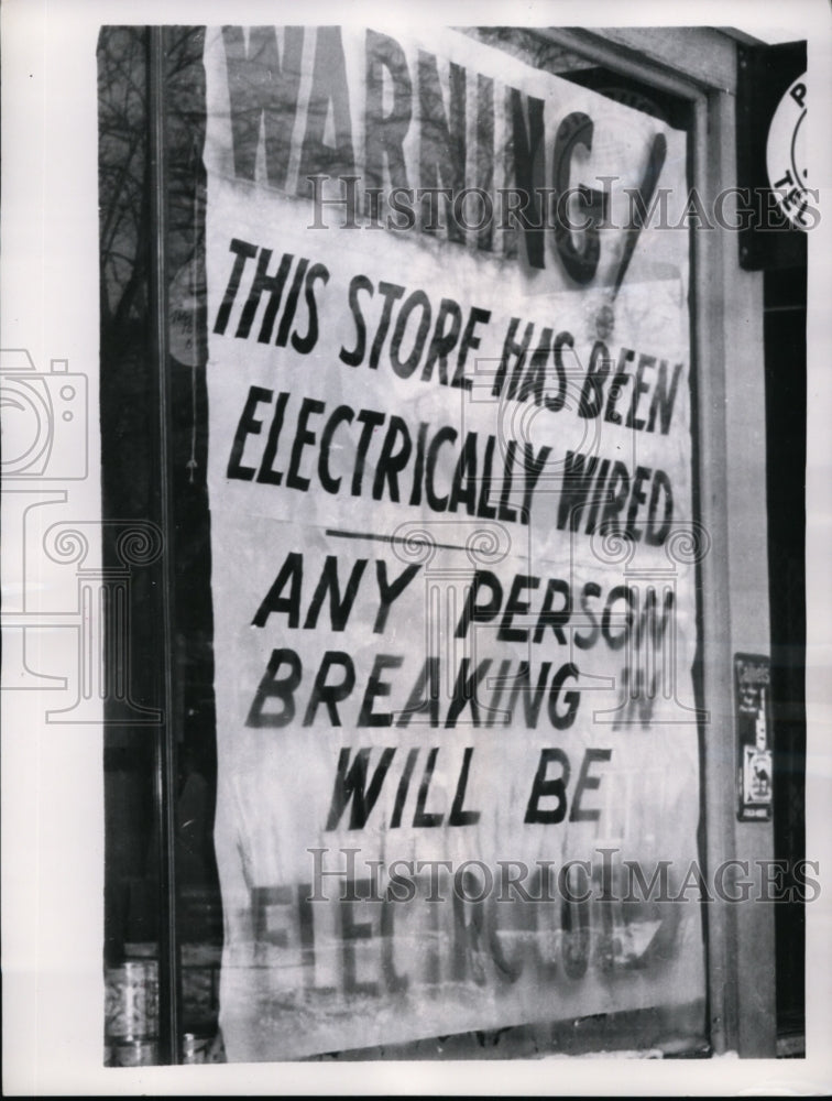 1957 Press Photo Milwaukee WI store posts notice of electrocution to burglars - Historic Images