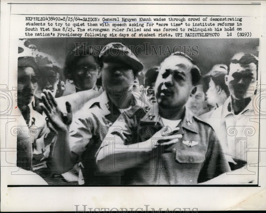 1964 Press Photo General Nguyen Khanh in Saigon Student Demonstration - Historic Images