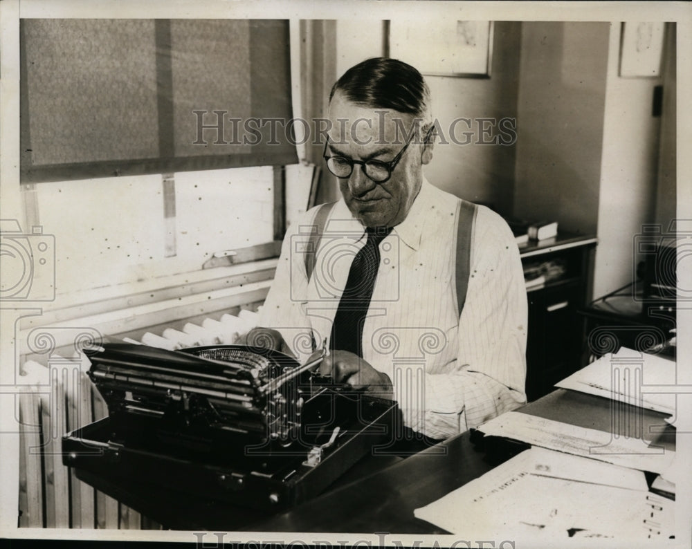 1935 Press Photo Gen Hugh Johnson, Former Head of NRA at Typewriter in NYC-Historic Images