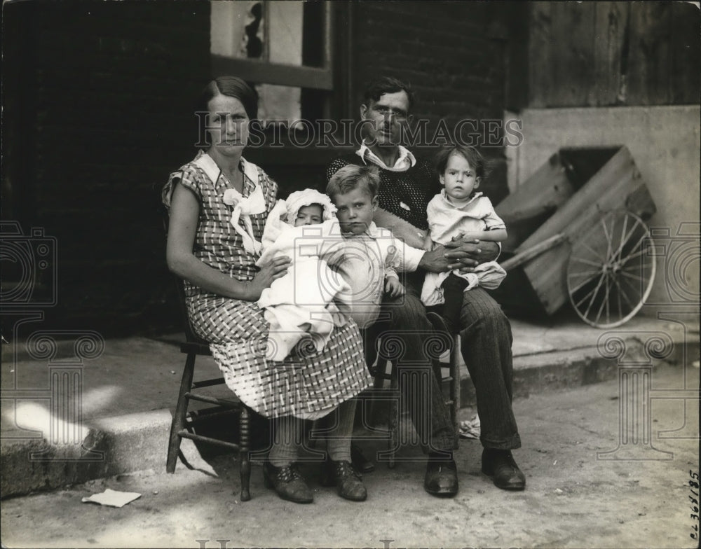 1937 Mr &amp; Mrs Gus Grazrano and 3 of 8 of their children  - Historic Images