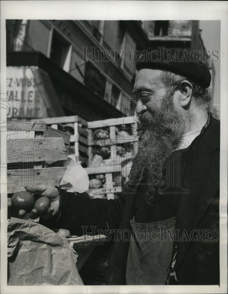 1946 France Tomatoes and other vegetables are reasonably priced - Historic Images