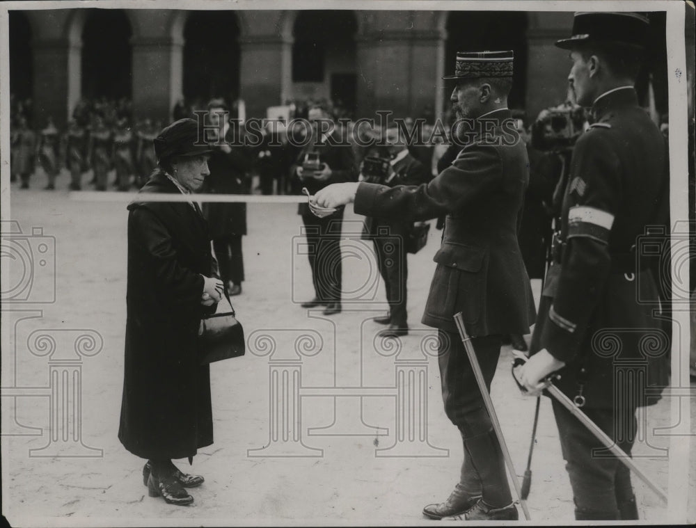 1929 Paris Madame A Sautet decorated with Cross of the Legion - Historic Images