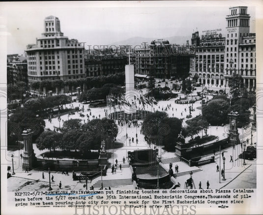 Barcelona Workmen put finishing touches on decorations  - Historic Images