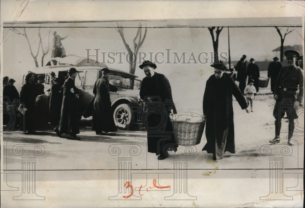 1932 Hendaye Jesuits carrying their belongings across frontier - Historic Images