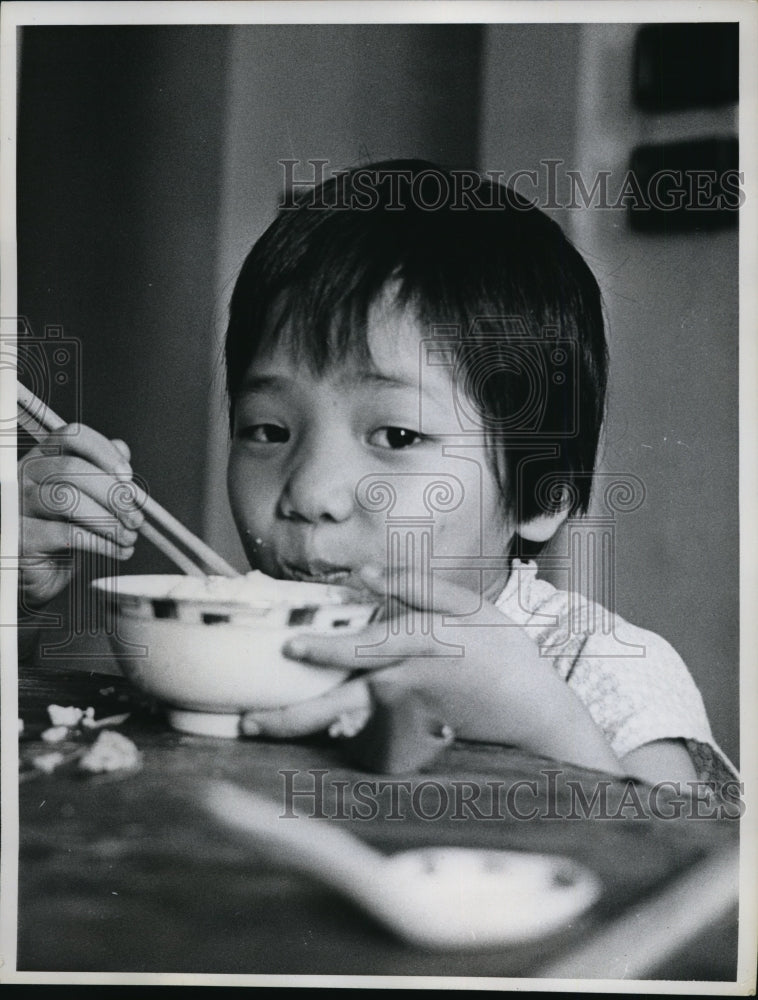 1961 Press Photo Young Chinese refugee eating his daily portion of rice - Historic Images