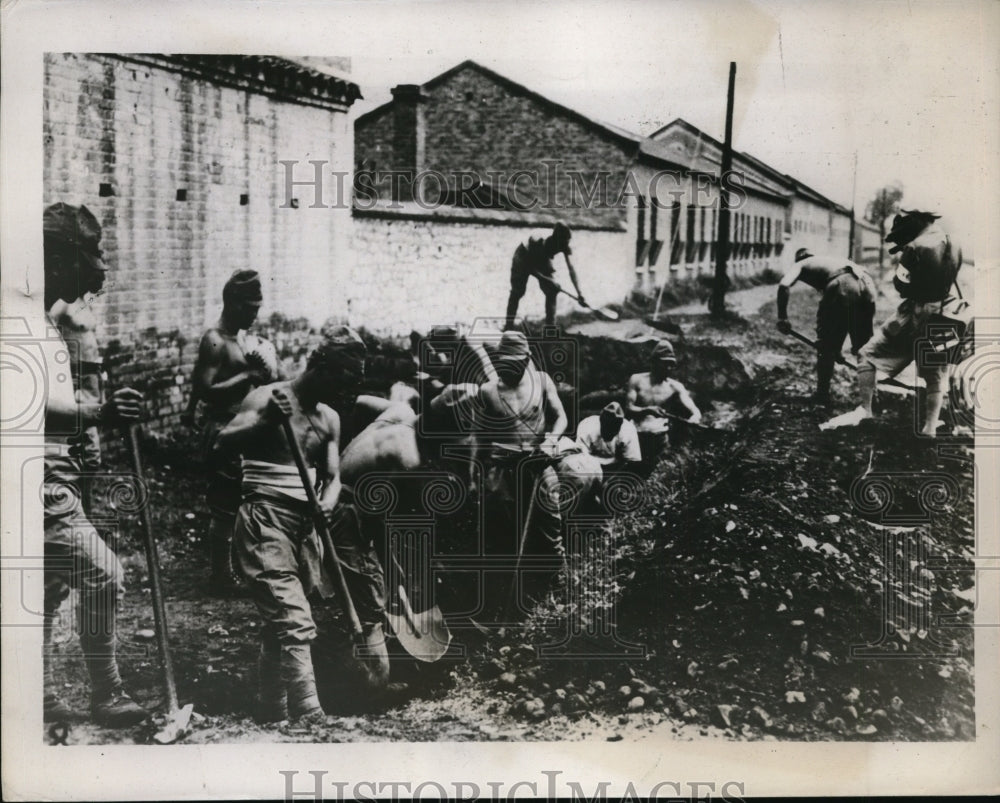 1937 Tientsin Engineering Corp of Japanese Army dig trenches - Historic Images