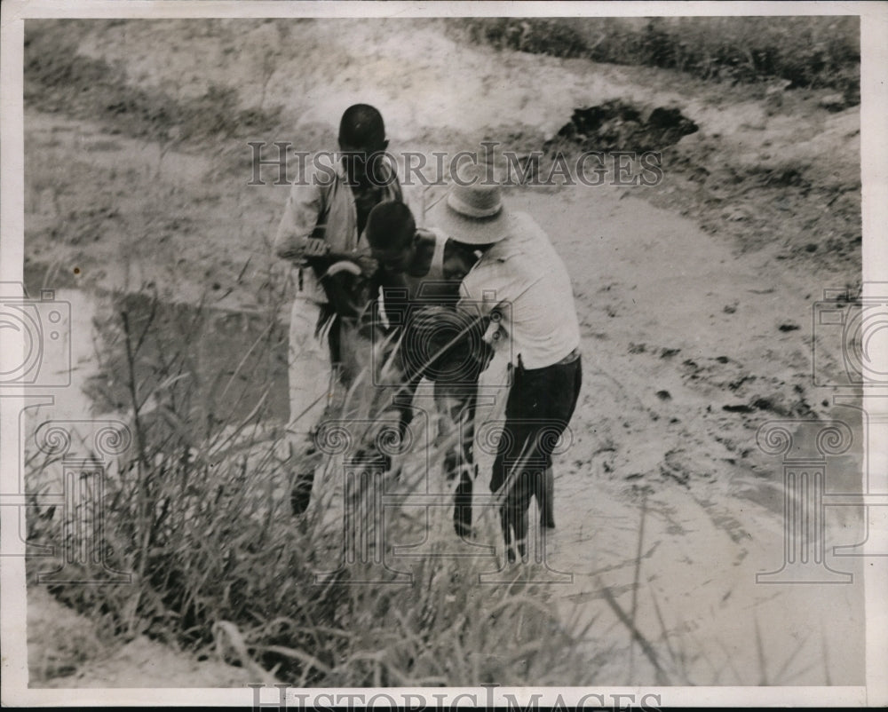 1937 Press Photo 3500 refugees passed by before young boy received aid-Historic Images