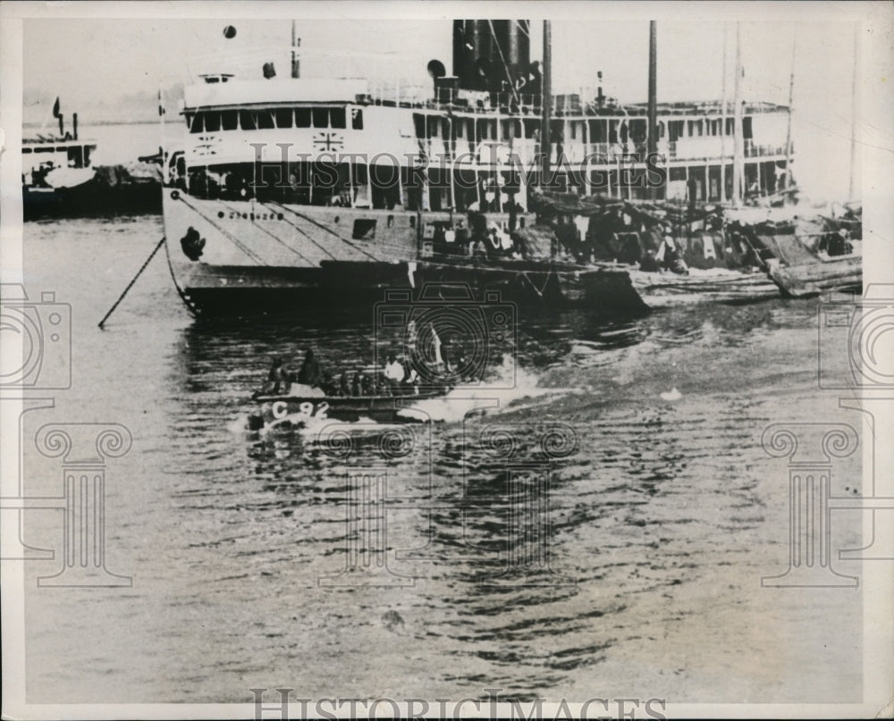 1937 Japanese boats stop British ships on Yangtze  - Historic Images