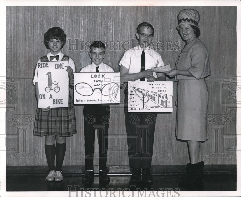 1966 Press Photo Denise Celetka Gary Leinweber Brian Hertzel win poster contest - Historic Images