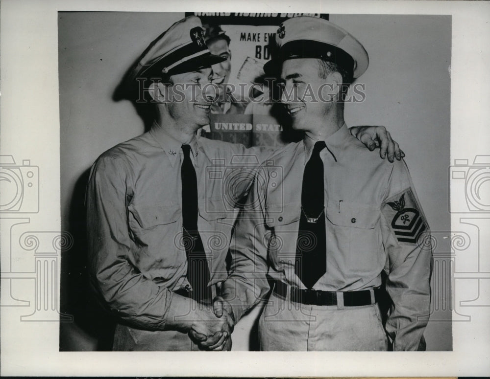 1942 Norfolk John Dunn and James Post of US Navy bid goodbye - Historic Images