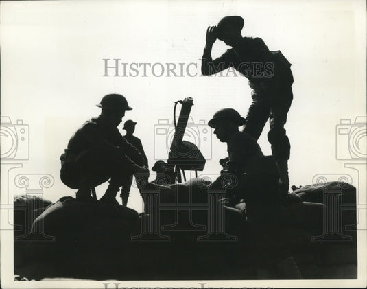 1942 New York US soldiers man machine gun nest defending New York - Historic Images