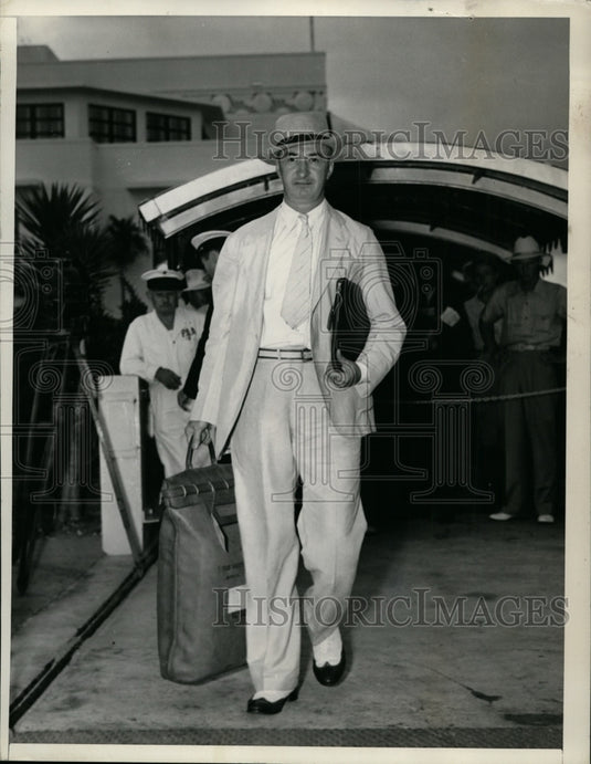 Post Office Inspector Harry Roberts boards clipper ship  - Historic Images