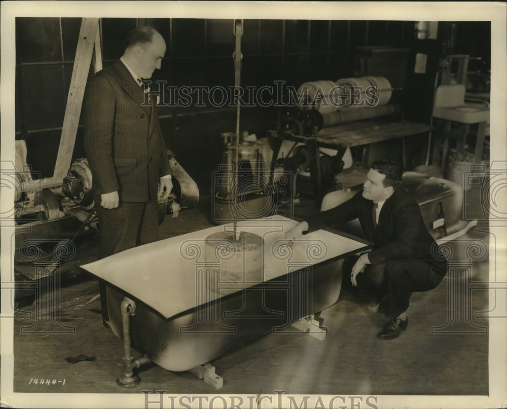 1936 Press Photo Porcelain tub made by Briggs Manufacturing Company in Detroit-Historic Images
