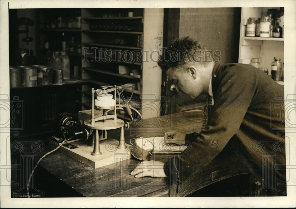 1926 Bureau of Standards makes new device to measure lime plasticity - Historic Images