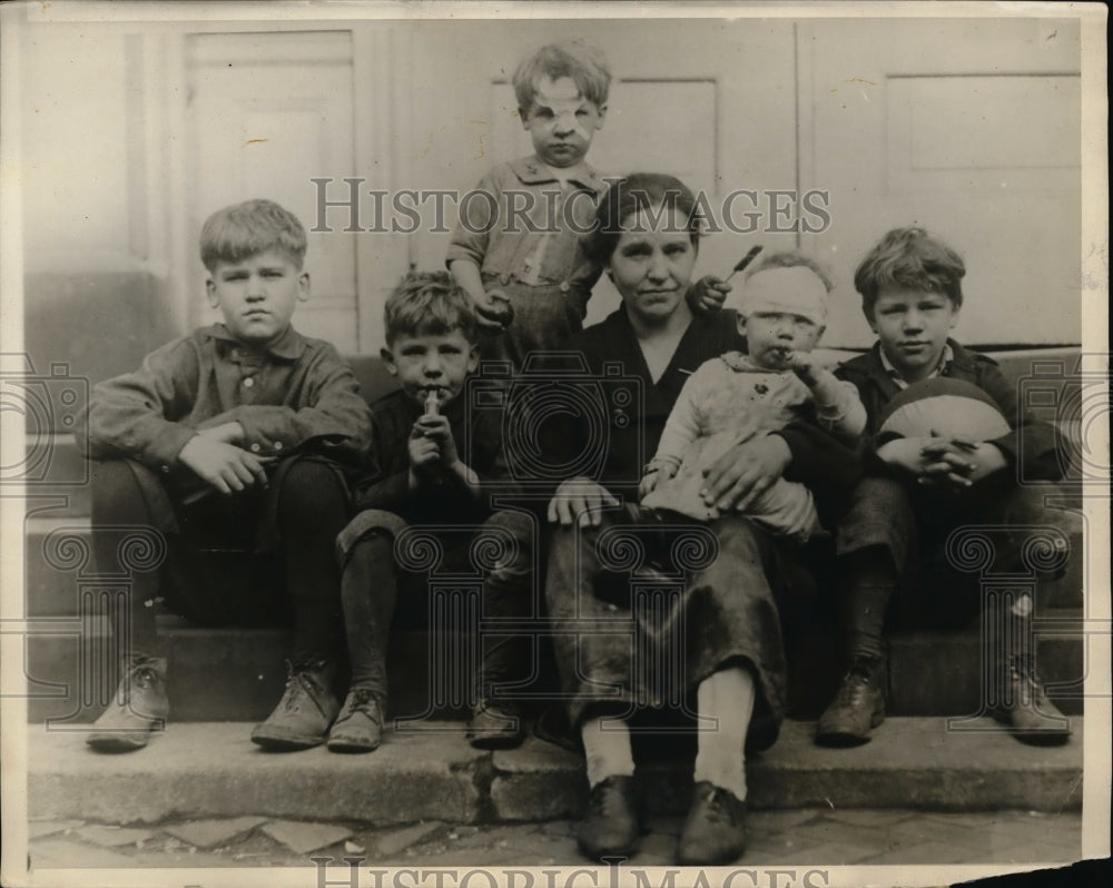 1929 Press Photo Family made homeless by Pittsburgh, PA gas tank explosion - Historic Images