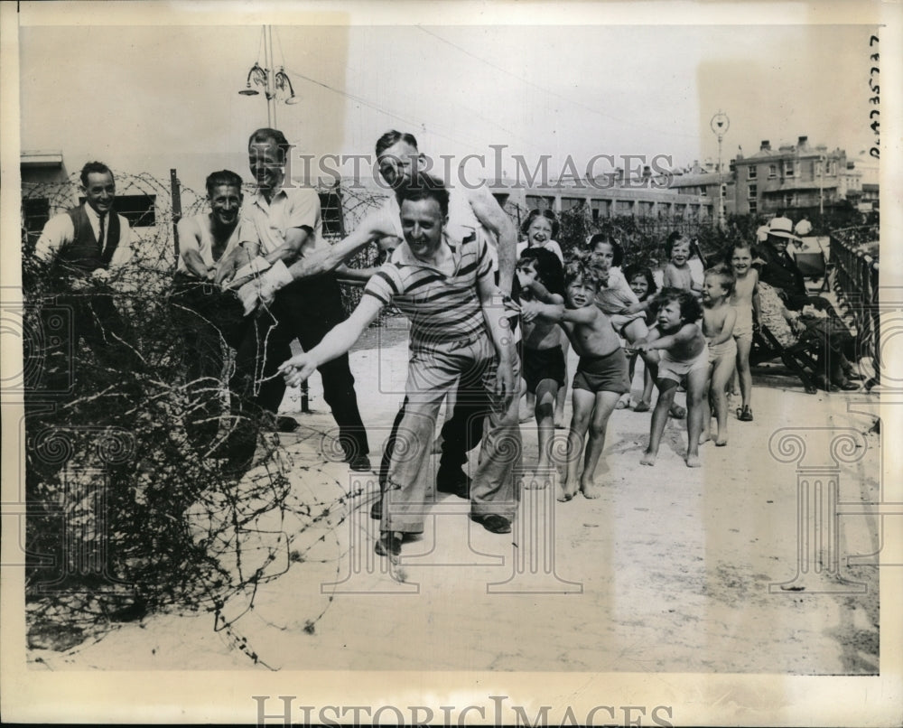 1944 Press Photo English children dismantle beach defenses in Southern England-Historic Images