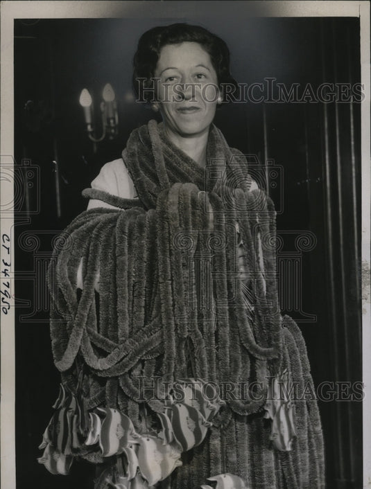 1936 Press Photo Mrs. Richard Wilson of Honolulu, lei's for Nat'l PTA Congress - Historic Images