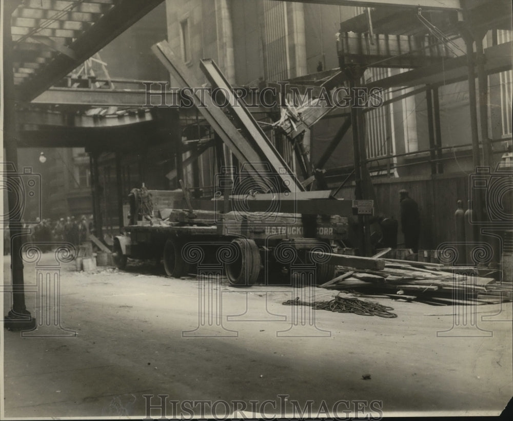 1930 Press Photo New York Steel girders crash from 20th floor of Chase Building - Historic Images