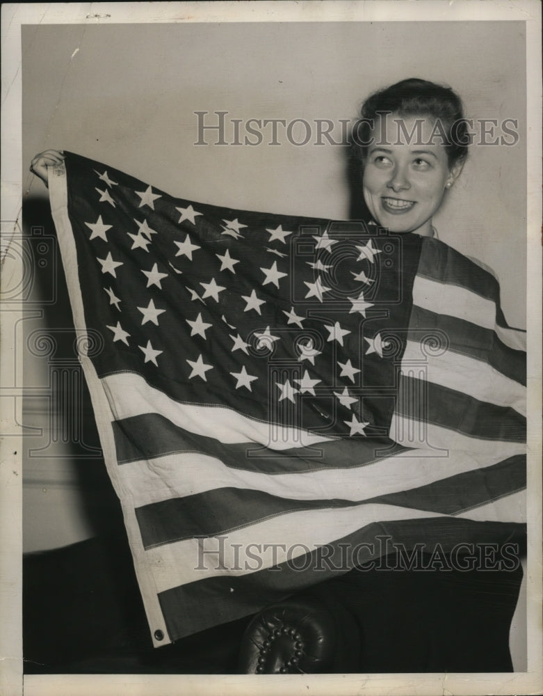 1949 Press Photo Washington DC White House Secretary Jennie Irish holds flag - Historic Images