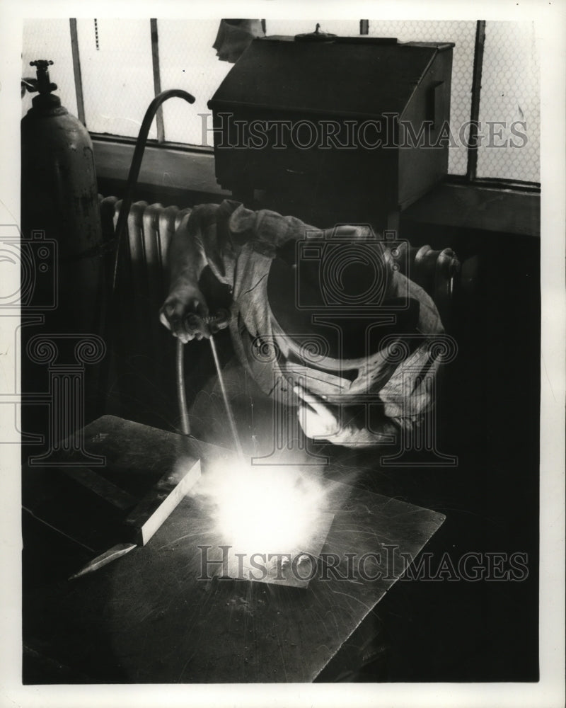 1940 Press Photo Welder wearing hood and gloves - nera04697 - Historic Images