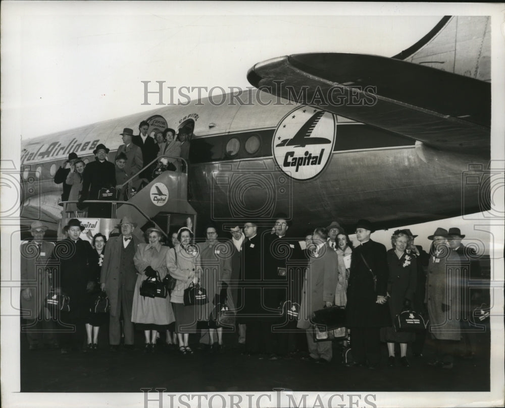 1950 Press Photo Holy Year pilgrims arrive in New York en route to Rome - Historic Images