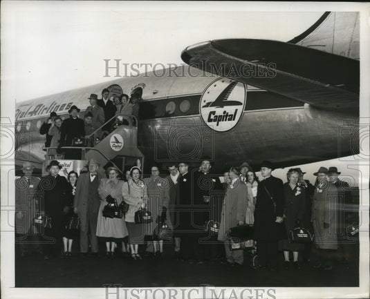 1950 Press Photo Holy Year pilgrims arrive in New York en route to Rome - Historic Images