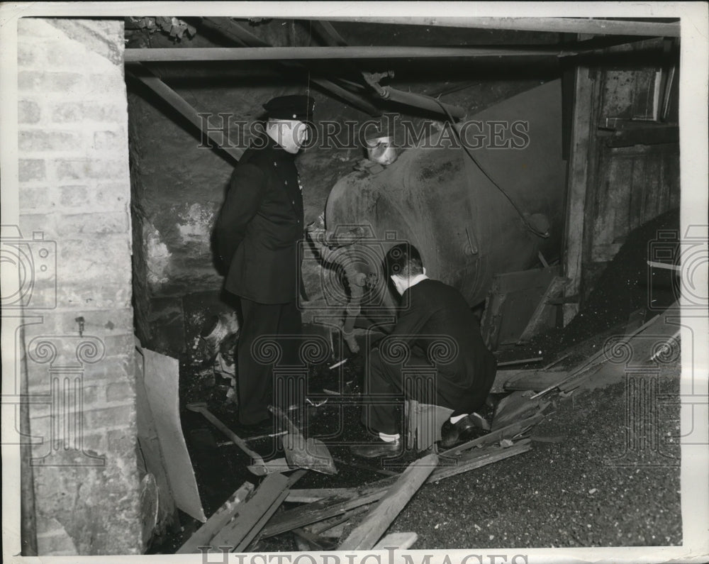 1942 Press Photo Explosion in New York knocks water tank through building - Historic Images