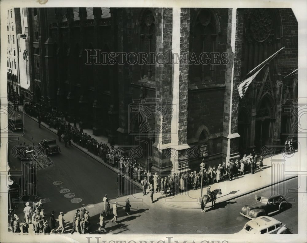 1944 Press Photo New York People wait in line at Presbyterian Church - Historic Images