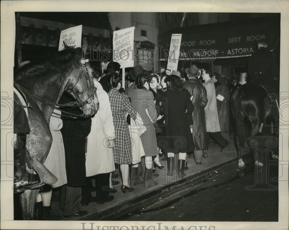 1946 Press Photo CIO picketers at Waldorf-Astoria in New York, Churchill&#39;s visit - Historic Images