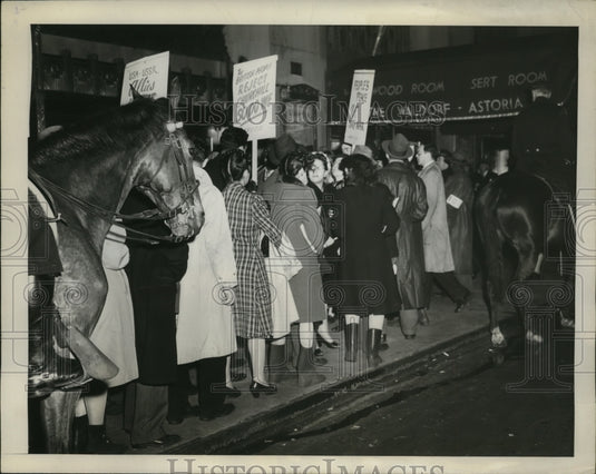 1946 Press Photo CIO picketers at Waldorf-Astoria in New York, Churchill's visit - Historic Images