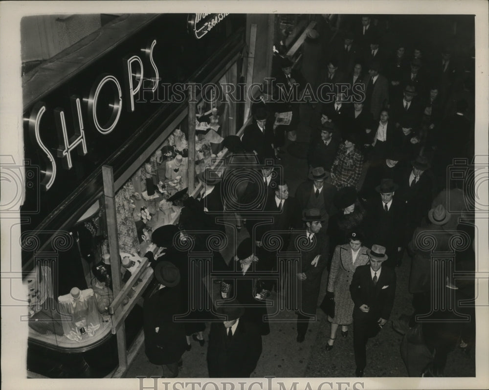 1940 Press Photo Scene in Times Square New York on Presidential election night - Historic Images