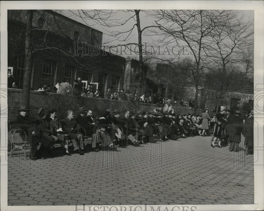 1946 Press Photo New Yorkers try to entertain themselves at Central Park - Historic Images