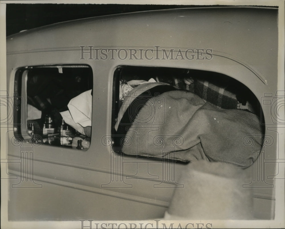 1939 Press Photo Mrs J Gordon Noakes in New York ambulance after arrival on ship - Historic Images