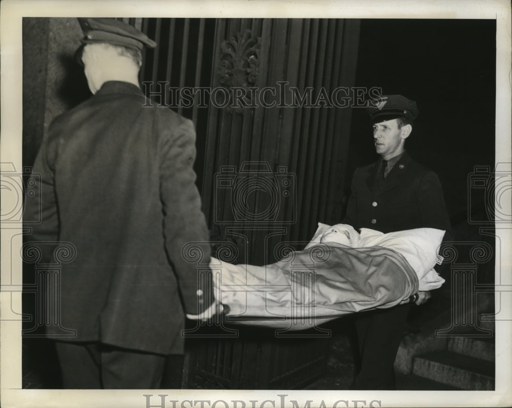 1941 Press Photo New York Burn victim removed from Earl Hall following explosion - Historic Images