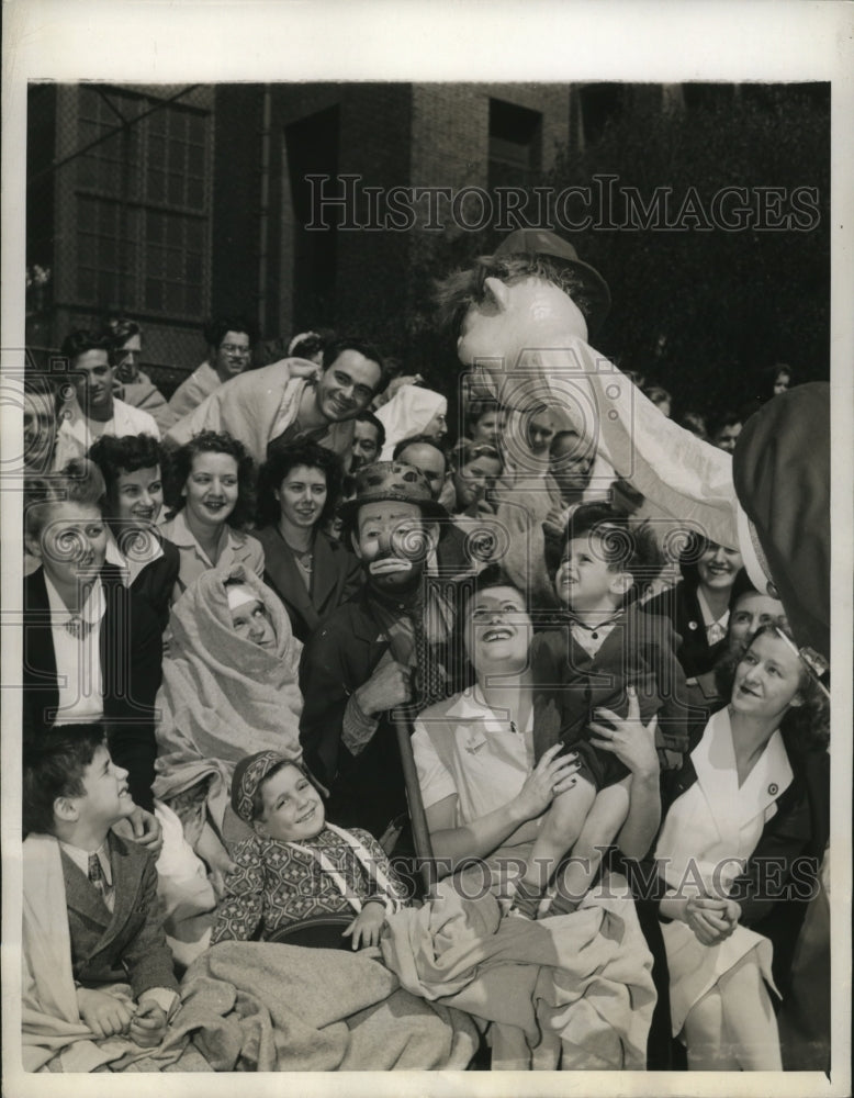 1943 Press Photo New York Clowns entertain children at Bellevue Hospital - Historic Images