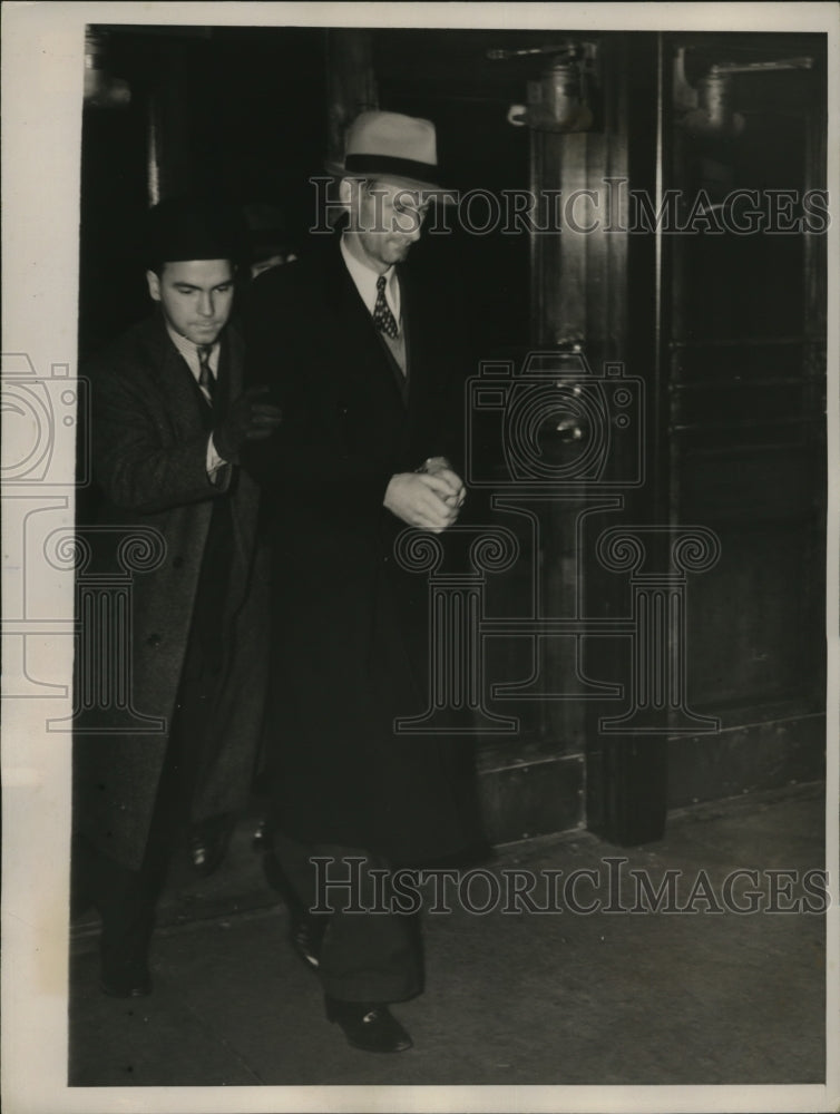 1940 Press Photo Michael Beirne arrives at Federal Court to be arraigned - Historic Images