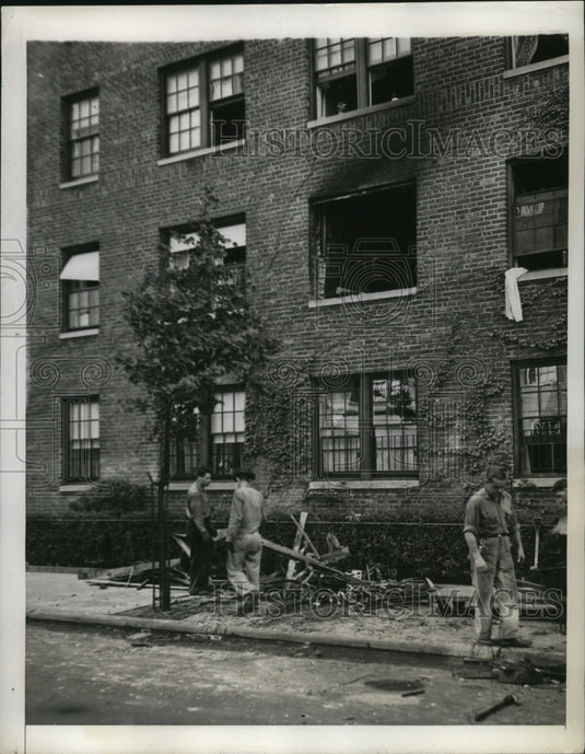 1944 Press Photo Queens Second story window blown out in gas explosion-Historic Images