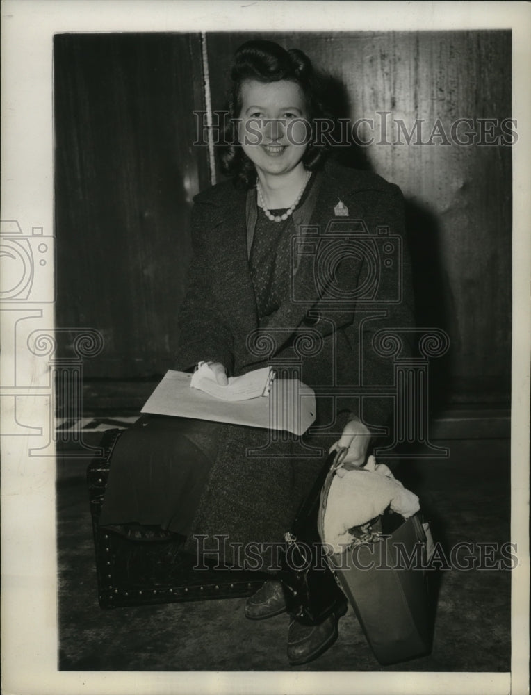 1944 Press Photo New York Marie Tomczak of Pittsburgh PA arrives in New York - Historic Images