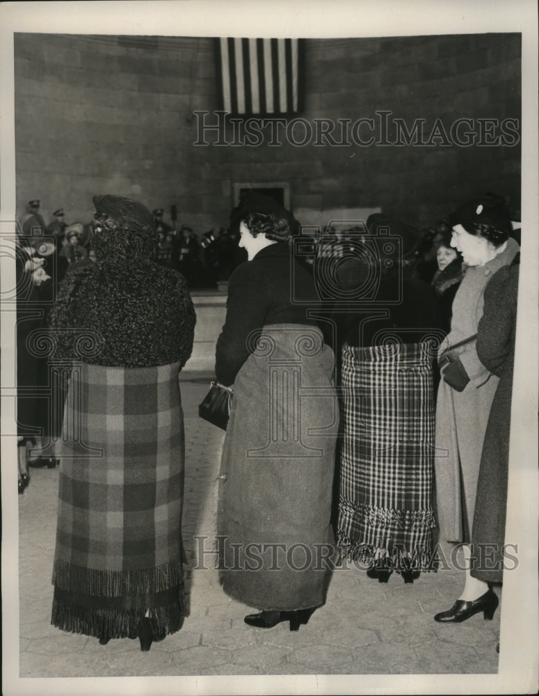 1940 Press Photo Women attending outdoor Easter Services in Central Park, NY - Historic Images