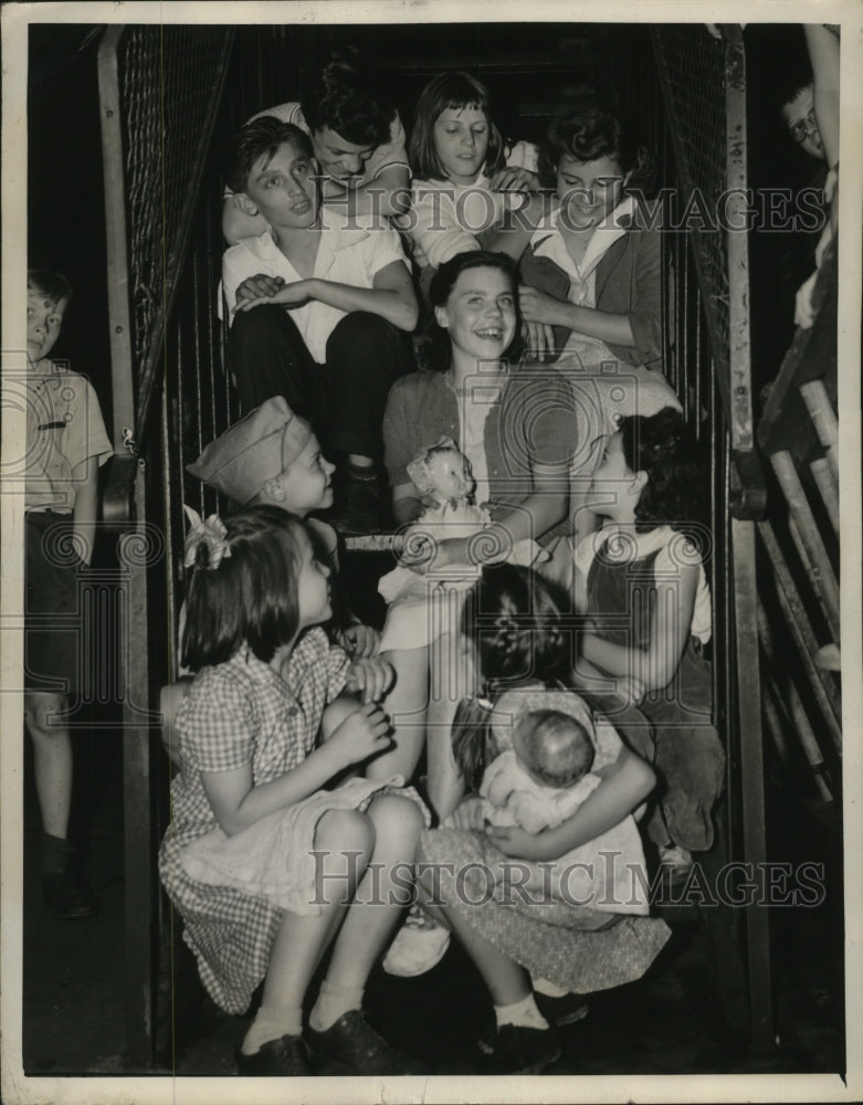 1943 Press Photo Pauline Krivitsky of New York at Children&#39;s Aid Society - Historic Images