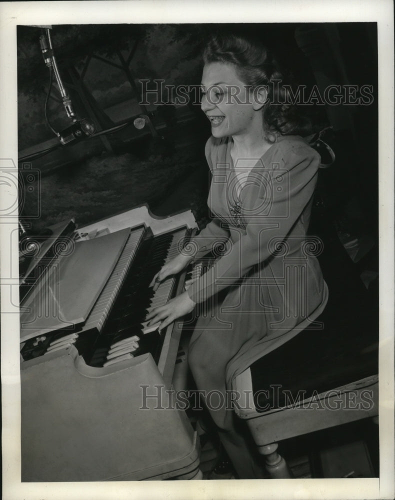 1942 Press Photo New York Tinka Lee sings at Piccadilly Grill - nera05540 - Historic Images