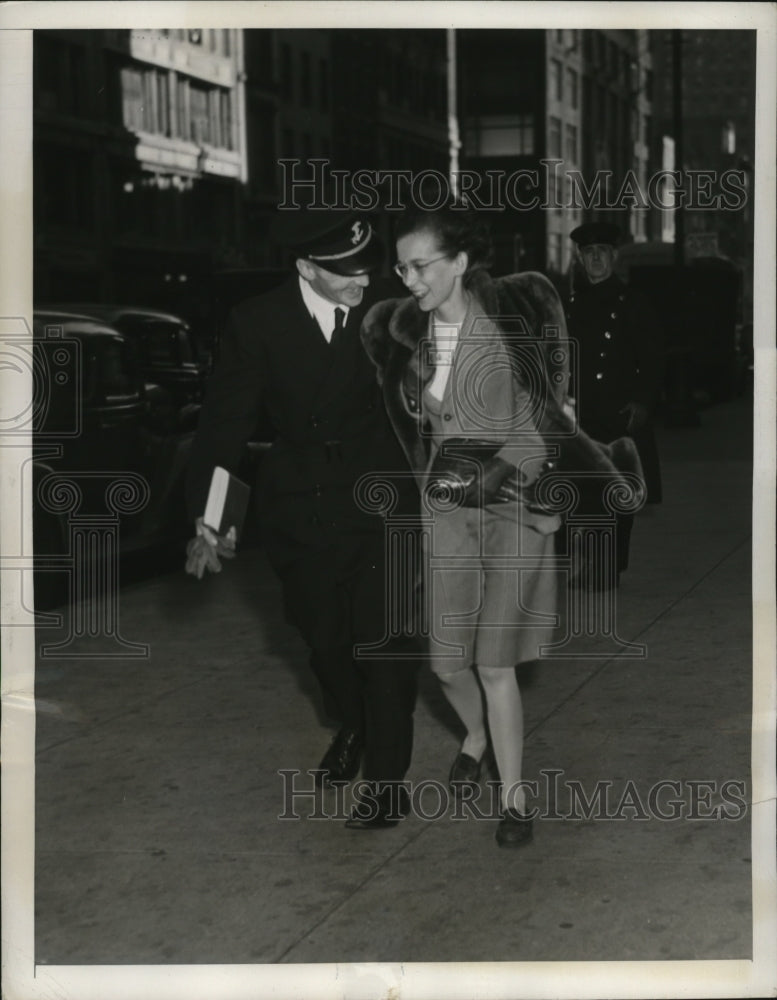 1943 Press Photo New York Navy officer escorts his date through windy weather - Historic Images