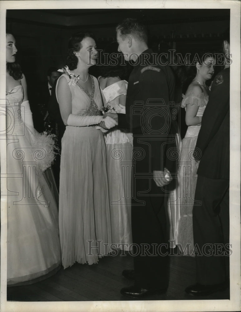 1943 New York Joan Osborn greets William Hannah to ball  - Historic Images