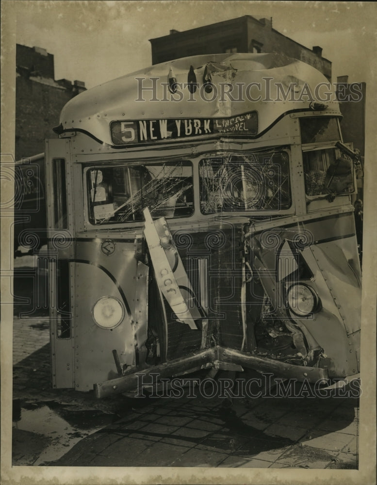 1945 Press Photo New York 13 passengers injured in bus crash - nera05634 - Historic Images