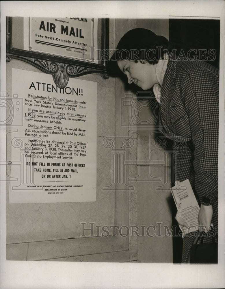 1938 Press Photo Edna Davis reads instruction sign at unemployment office - Historic Images