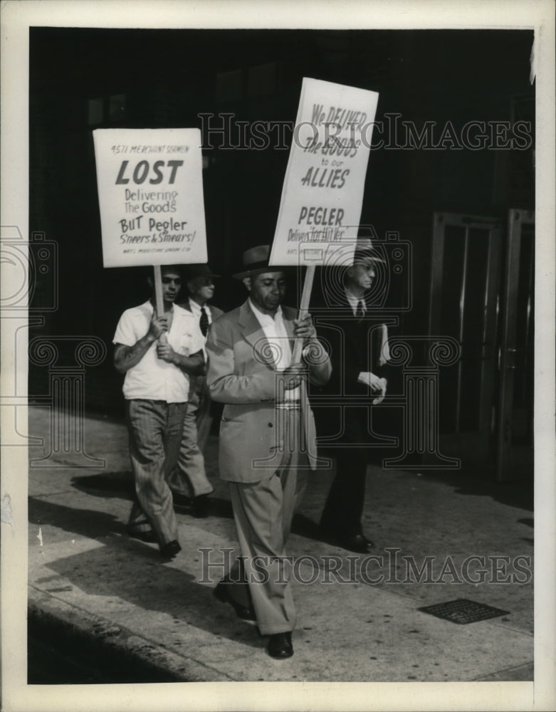 1943 Press Photo CIO maritime union picket against reporter Westbrook Pegler, NY - Historic Images