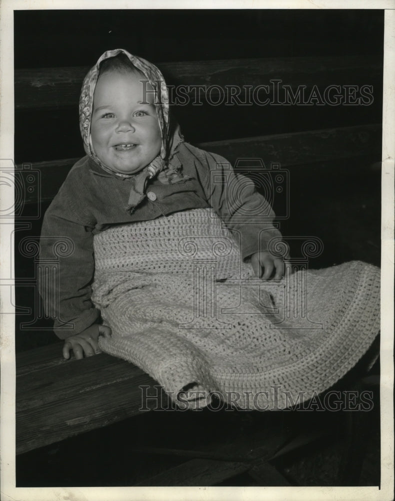 1945 Press Photo New York Judie Austin bundled up against record cold weather - Historic Images